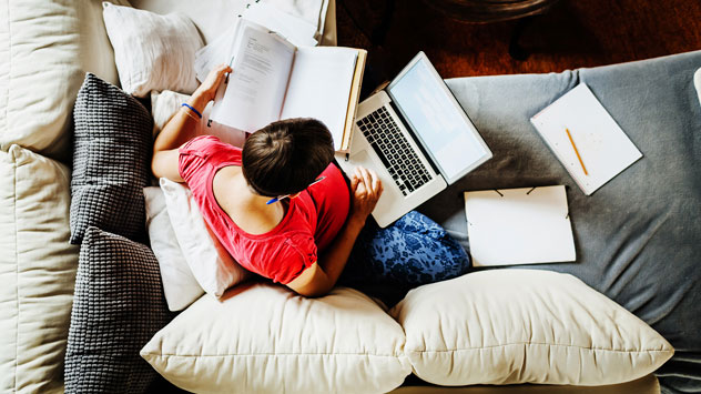 Un joven con su monopatín bajo el brazo.