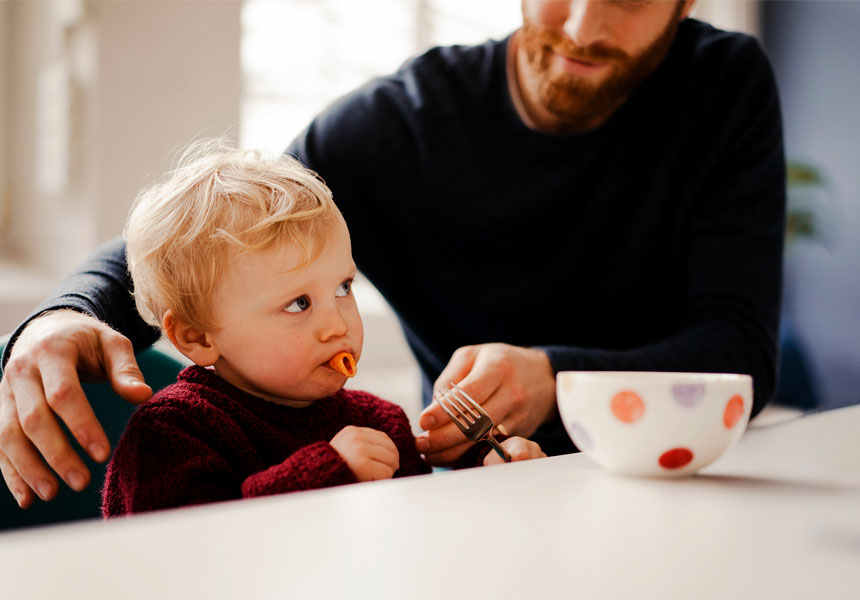 padre con niño comiendo