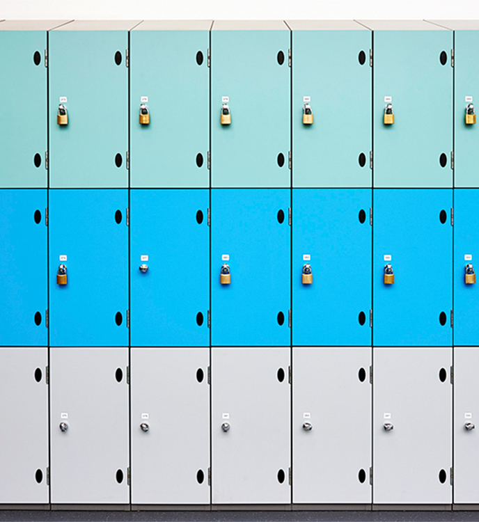 Un controlador de tráfico dirigiendo contenedores de barcos