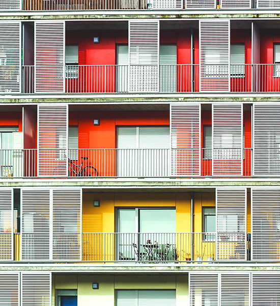 Un edificio de ladrillo rojo.