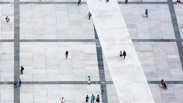 Vista aérea de personas caminando por la plaza de una ciudad